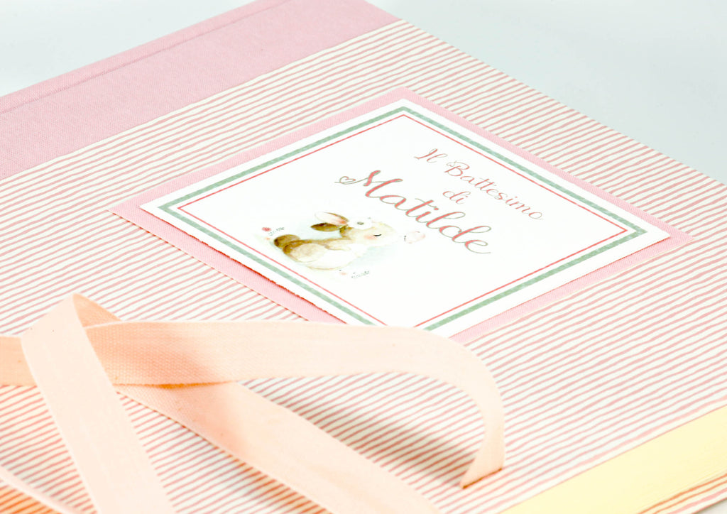 Album personalizzato 23x30 con cartellino Il Battesimo di Matilde, carta a righine rosa e tela rosa