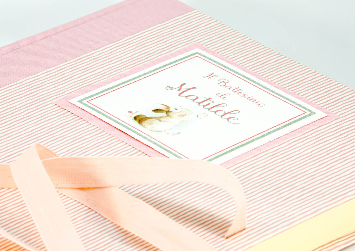 Album personalizzato 23x30 con cartellino Il Battesimo di Matilde, carta a righine rosa e tela rosa