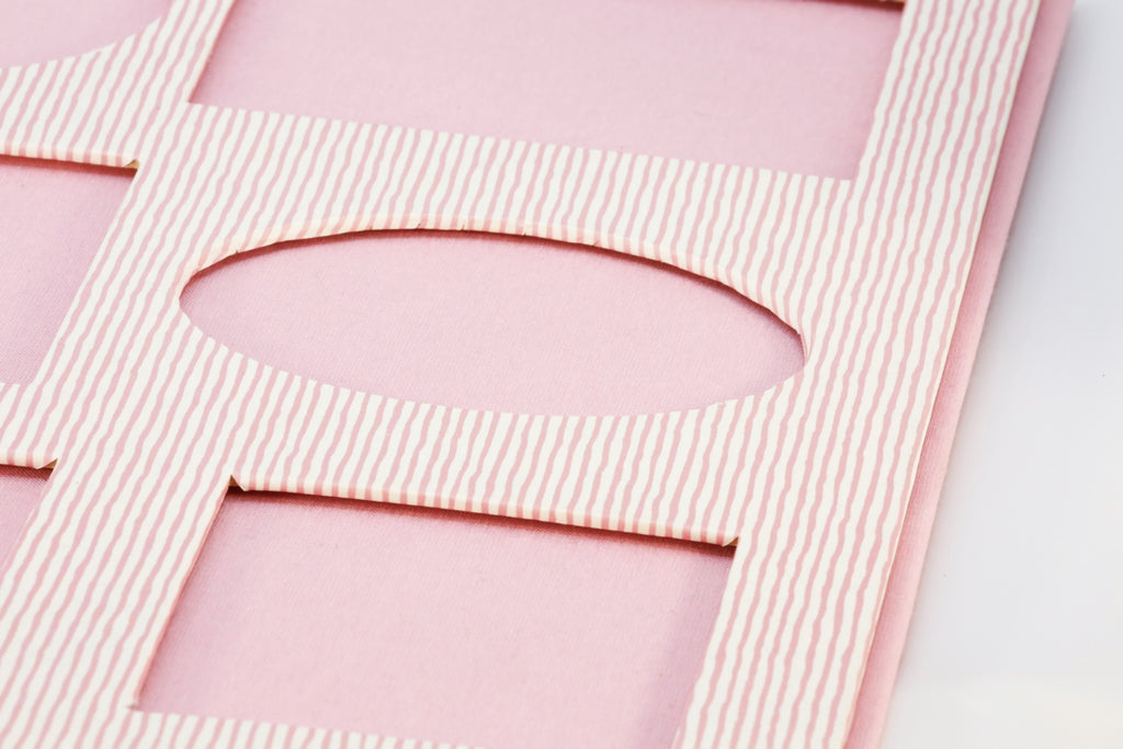 Finestre ovali e rettangolari del pannello in carta a righine rosa