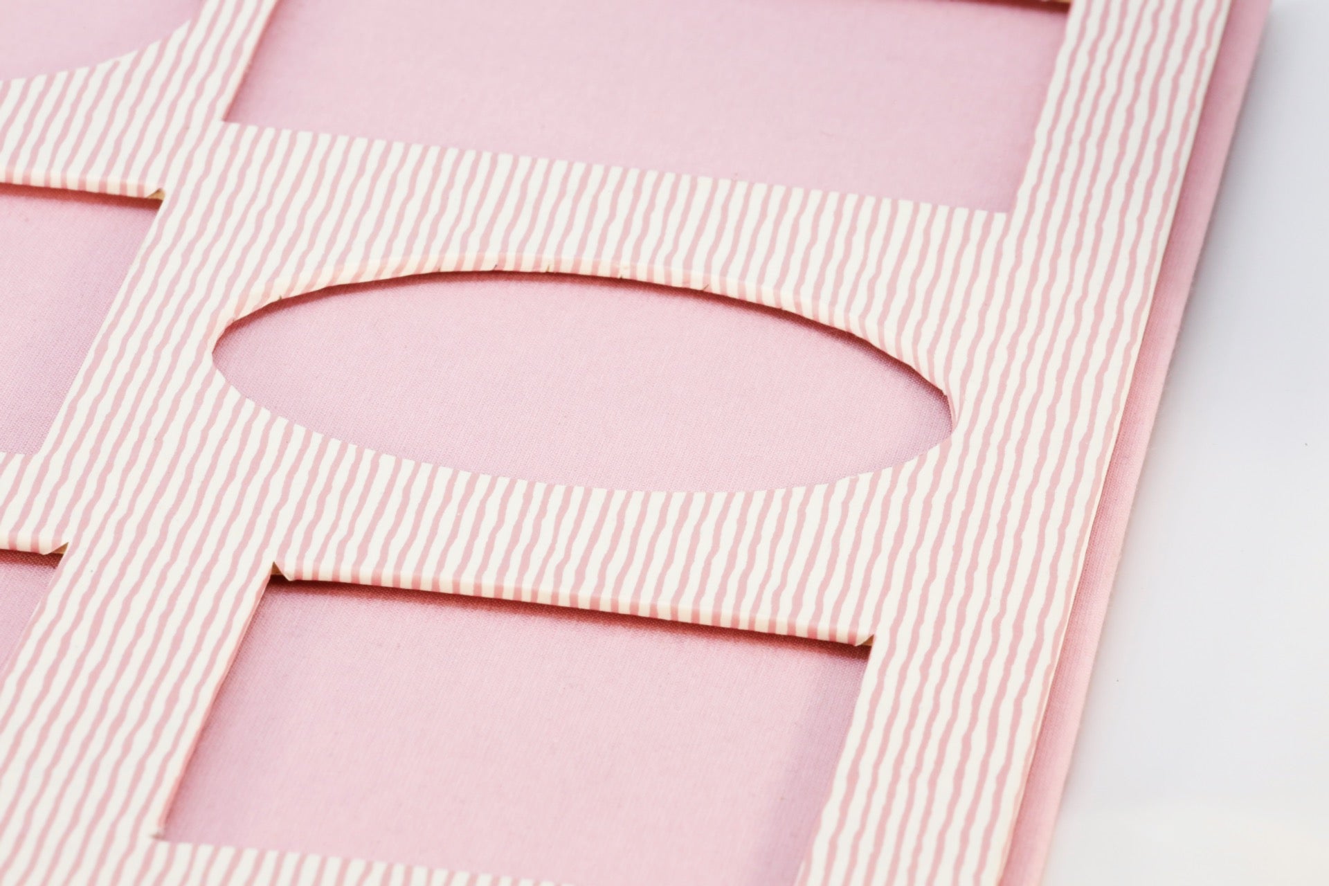 Finestre ovali e rettangolari del pannello in carta a righine rosa