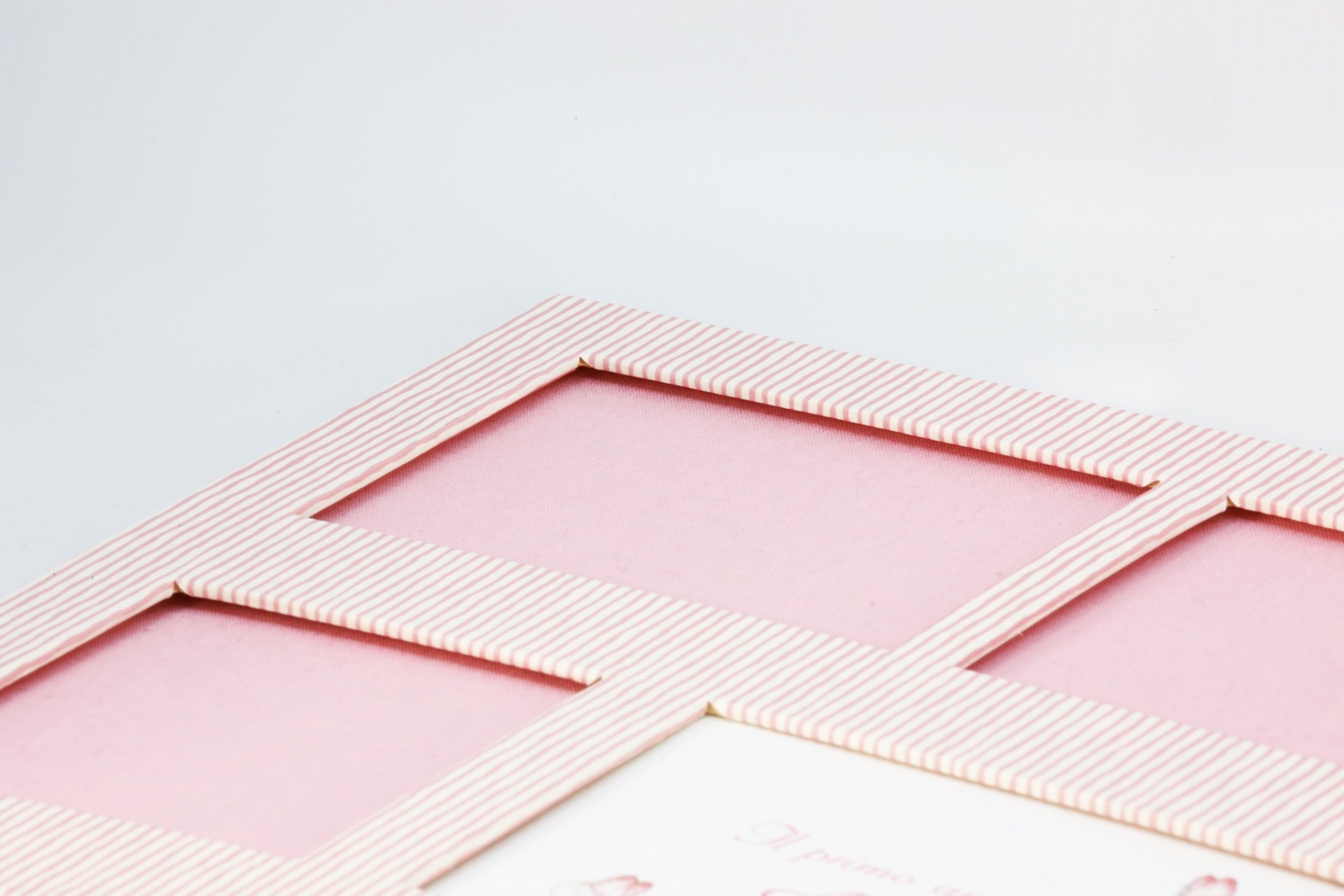 Dettaglio delle aperture e della rifasciatura, con il passe-partout rosa