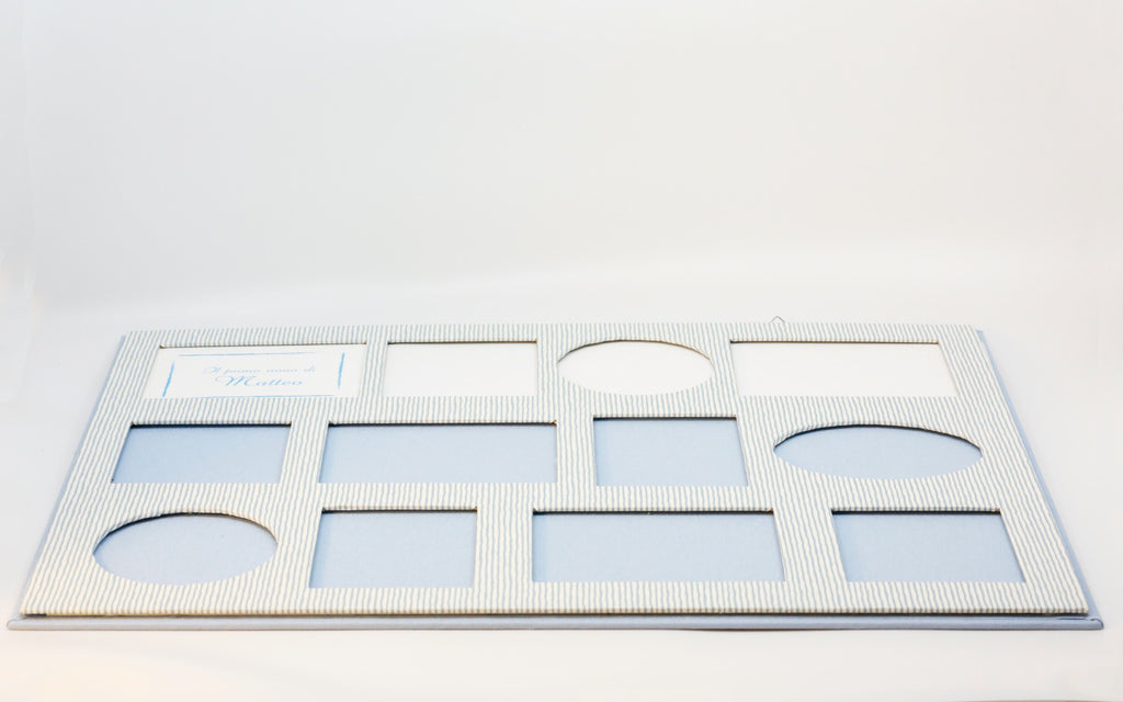 Cornice personalizzata 44,5 cm a dodici finestre, carta a righine azzurre, con il cartellino Il primo anno di Matteo