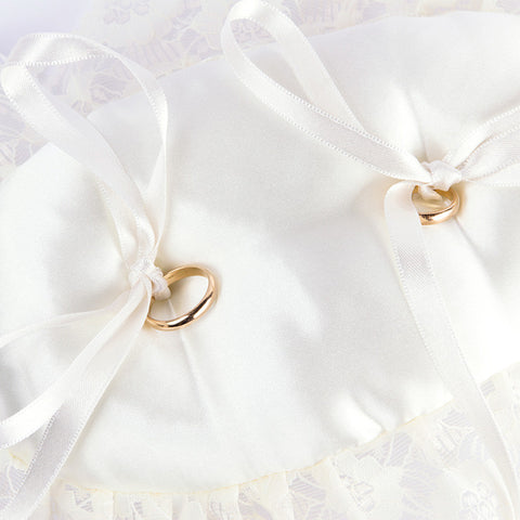 Cuscinetto Portafedi ovale in raso con volan di pizzo