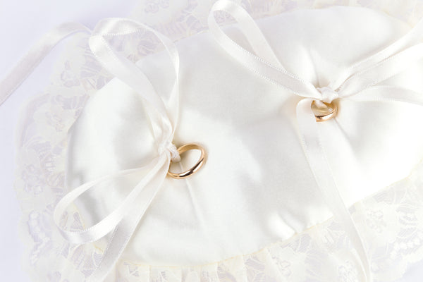 Cuscinetto Portafedi ovale in raso con volan di pizzo