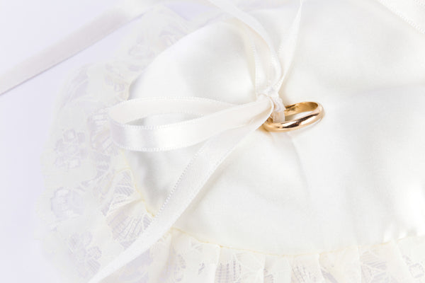 Cuscinetto Portafedi ovale in raso con volan di pizzo