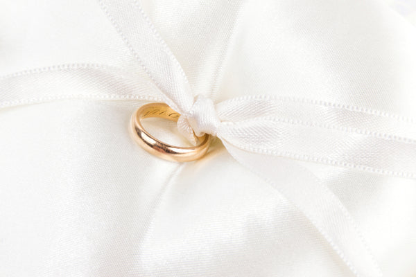 Cuscinetto Portafedi ovale in raso con volan di pizzo