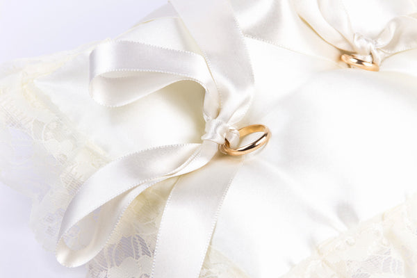 Cuscinetto Portafedi rettangolare in raso con volan in pizzo