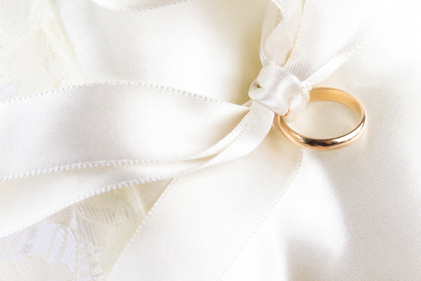 Cuscinetto Portafedi rettangolare in raso con volan in pizzo