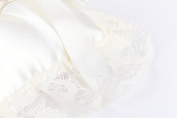 Cuscinetto Portafedi rettangolare in raso con volan in pizzo