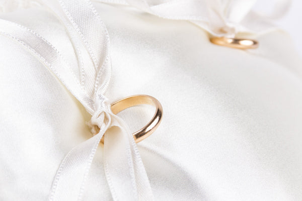 Cuscinetto Portafedi a cuore in raso con volan in pizzo