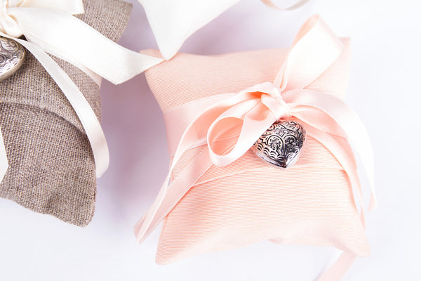 Sacchetto Bomboniera con Fiocco e Ciondolo