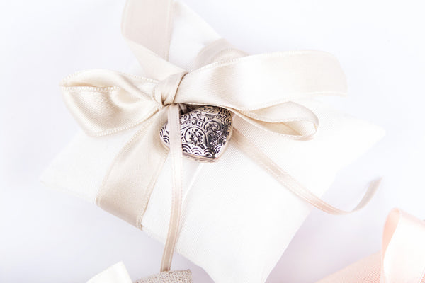 Sacchetto Bomboniera con Fiocco e Ciondolo